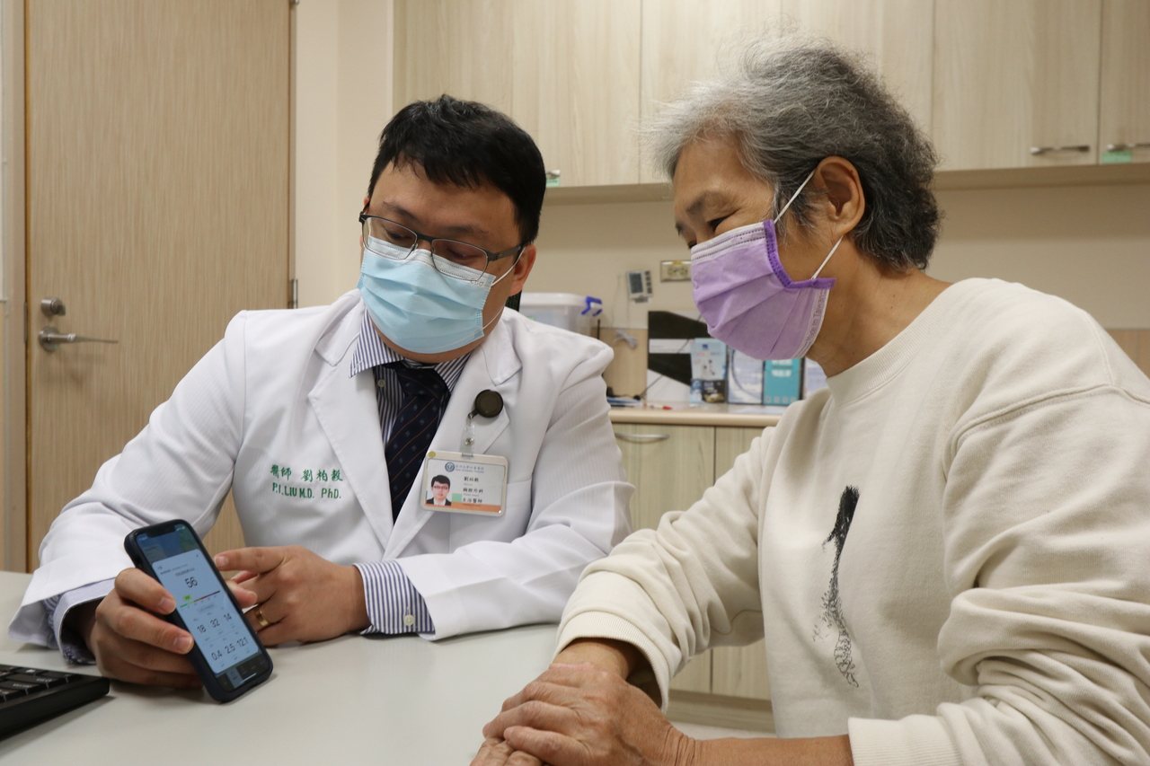 劉柏毅醫師建議平時可開啟環境監測APP，注意空氣品質預報