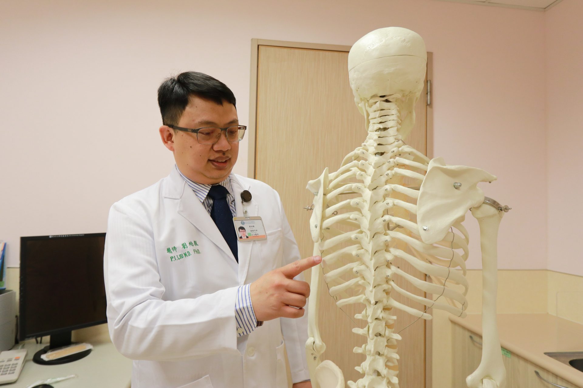 劉柏毅醫師說明患者受傷位置